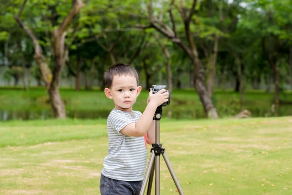 Asiatischer Junge Fotografiert Der Natur Mit Dslr Kamera Und Stativen — Stockfoto