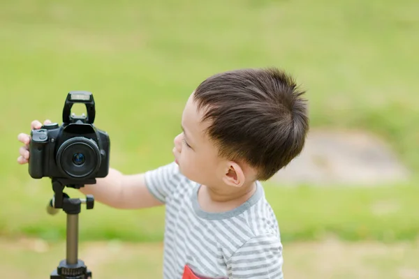 Thajské Dítě Fotograf Natáčení Přírodě — Stock fotografie