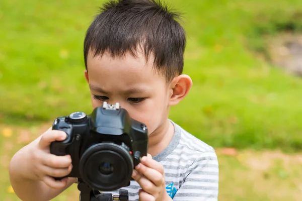 Thajské Dítě Fotograf Natáčení Přírodě — Stock fotografie