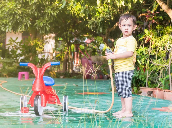 Asijské Dítě Chlapec Mytí Červené Kolo Podle Zelený Vodní Postřikovač — Stock fotografie