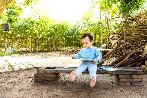 Asijské Dítě Chlapec Čtení Příběh Kniha Sama Venkovní — Stock fotografie