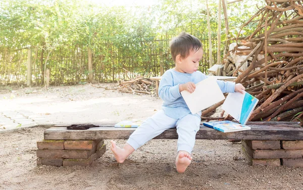 Asijské Dítě Chlapec Čtení Knihy Příběhů — Stock fotografie