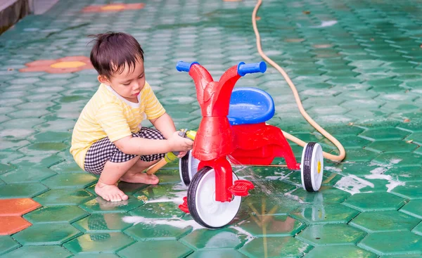 Asijské Dítě Chlapec Mytí Červené Kolo Podle Zelený Vodní Postřikovač Stock Snímky