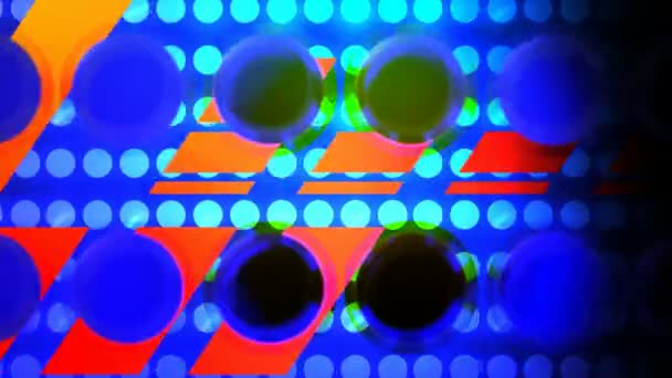 蓝色背景下彩色圆圈和平行四边形图案的抽象运动图形 — 图库视频影像
