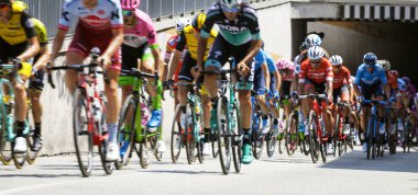 Chiavari, İtalya - 24 Mayıs 2018: bisiklet Akıncılar, dünya ünlü bisiklet turnuvada yapan bir grup İtalya Bisiklet turu biliyorum. Halka açık bir yerde çekilmiş fotoğrafı.