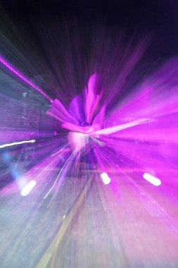 Gitar çalan bir performans sırasında sahne alanı üzerinde. Film efekti ekleme.