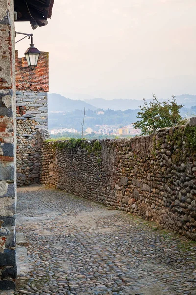 在比耶拉省 意大利北部山麓 Ricetto Candelo 的老中世纪村庄的看法 — 图库照片