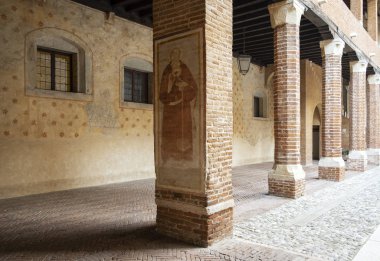 Marostica alt Kalesi (İtalya, Veneto bölgesi); iç sütunlu görünümünü üzerinde inşa XIV yüzyıl Cangrande della Scala tarafından yapılan.