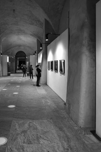 Vigevano Italia Octubre 2018 Algunas Personas Asisten Una Exposición Fotográfica —  Fotos de Stock