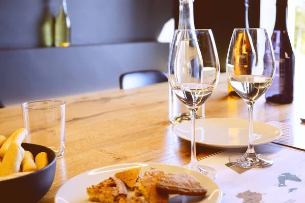 Detalle Mesa Amueblado Con Dos Copas Vino Listo Para Una — Foto de Stock