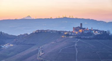 Kış panorama Langhe (Piedmont, Kuzey İtalya), Castiglione Falletto Köyü ve Moviso tepe içinde belgili tanımlık geçmiş ile tepelik Şarapçılık bölgesinin; Langhe, Roero ve Monferrato 2014 yılından bu yana Unesco Dünya Mirasları vardır.