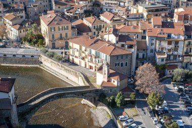 Küçük köy, Dolceacqua (Ligurya bölgesi, Kuzey İtalya), Nervia dere üzerinde Roma köprü ile havadan görünümü.