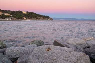 Sunset beach Bordighera, Ligurya bölgesi (Kuzey İtalya), aşırı Batı kis mevsimi boyunca Panoraması.