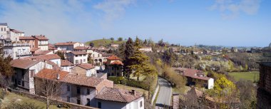 2014 yılından bu yana Unesco Dünya Mirası Alanı vignale Monferrato (Piedmont, Kuzey İtalya), küçük bir köy çevreleyen üzüm bağları ve tepelerin panoramik görünümü.