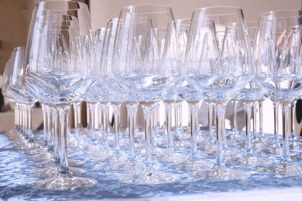 Group Crystal Wine Glasses Arranged Neat Rows Final Preparations Wine — Stock Photo, Image