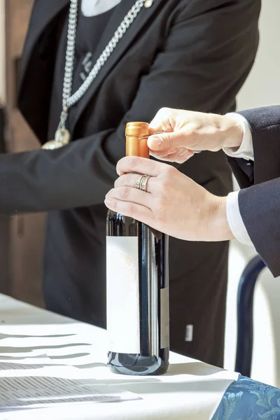 在品酒过程中 一名侍酒师参与酒瓶软木开口程序 — 图库照片