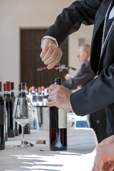 Sommelier Dedicado Procedimiento Apertura Tapón Botella Vino Durante Una Cata — Foto de Stock