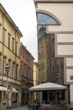 Bölgesel başkent Bologna'dan sonra nüfusa göre, İtalya'nın homonymous eyaletinin başkenti ve ikinci kenti Emilia-Romagna'nın eski şehir merkezinin görünümü.