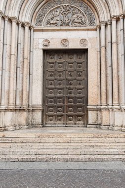 Parma Baptistery cephesinin dekore edilmiş büyük ahşap kapılarından biri (Kuzey İtalya, Emilia Romagna Bölgesi).