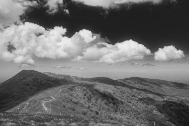 Monte Chiappo zirvesinde panoramik görünüm, Liguria, Piedmont ve Emilia Romagna (Kuzey Italya) sınırlarında küçük bir dağ. Oltrepo Pavese 'nin tepelik bölgesinde yer alan, zirvede belli günlerde Ligurya Denizi görünür.