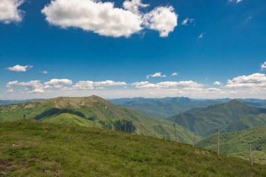 Monte Chiappo zirvesinde panoramik görünüm, Liguria, Piedmont ve Emilia Romagna (Kuzey Italya) sınırlarında küçük bir dağ. Oltrepo Pavese 'nin tepelik bölgesinde yer alan, zirvede belli günlerde Ligurya Denizi görünür.