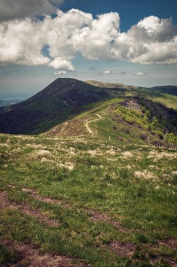 Monte Chiappo zirvesinde panoramik görünüm, Liguria, Piedmont ve Emilia Romagna (Kuzey Italya) sınırlarında küçük bir dağ. Oltrepo Pavese 'nin tepelik bölgesinde yer alan, zirvede belli günlerde Ligurya Denizi görünür.