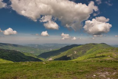 Monte Chiappo zirvesinde panoramik görünüm, Liguria, Piedmont ve Emilia Romagna (Kuzey Italya) sınırlarında küçük bir dağ. Oltrepo Pavese 'nin tepelik bölgesinde yer alan, zirvede belli günlerde Ligurya Denizi görünür.