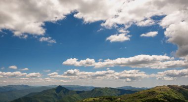 Monte Chiappo zirvesinde panoramik görünüm, Liguria, Piedmont ve Emilia Romagna (Kuzey Italya) sınırlarında küçük bir dağ. Oltrepo Pavese 'nin tepelik bölgesinde yer alan, zirvede belli günlerde Ligurya Denizi görünür.