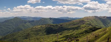 Monte Chiappo zirvesinde panoramik görünüm, Liguria, Piedmont ve Emilia Romagna (Kuzey Italya) sınırlarında küçük bir dağ. Oltrepo Pavese 'nin tepelik bölgesinde yer alan, zirvede belli günlerde Ligurya Denizi görünür.