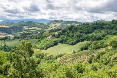Urbino eski ortaçağ kenti (Marche Region, İtalya) çevreleyen tepelerin panoramik görünümü. Renkli görüntü.