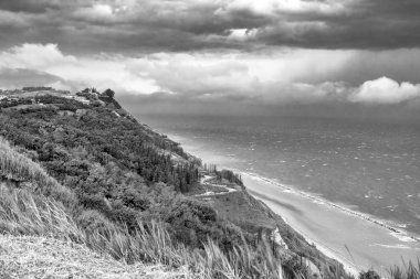 Adriyatik deniz panoraması, bir yaz fırtınası sırasında. Fiorenzuola di Focara, Pesaro-Urbino Eyaleti (Marche, İtalya). Siyah beyaz fotoğraf.