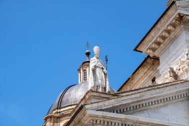 Urbino antik ortaçağ Hıristiyan Katedrali ayrıntıları (Marche Bölgesi, İtalya). Renkli görüntü.