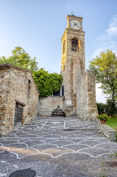 圣安德烈教堂的废墟 在菲奥伦佐拉迪福卡拉的小村庄 意大利马尔切 在亚得里亚海的悬崖 彩色图像 — 图库照片