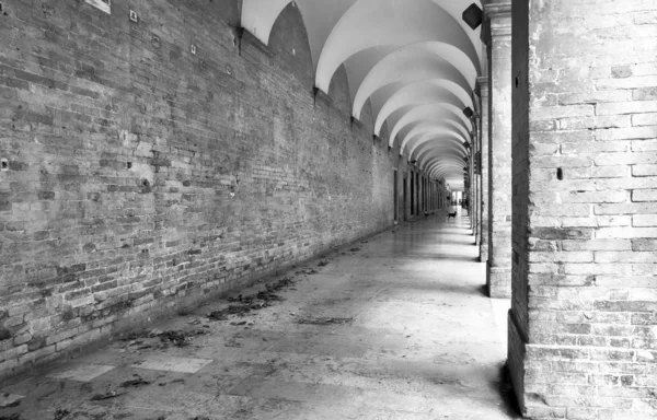 位于乌尔比诺 意大利马尔切地区 老城中心的中世纪宫殿的古老柱廊 黑白照片 — 图库照片