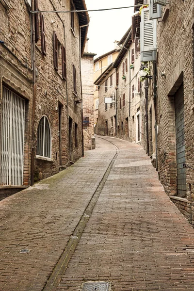 意大利马尔凯地区中世纪小镇乌尔比诺 Urbino 的旧市中心景观 彩色图像 — 图库照片