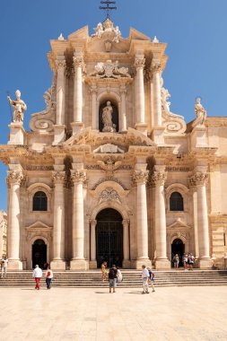 Ortigia (Güney İtalya, Sicilya Adası, Siracusa) 'da bulunan Katedral cephesinin manzarası. Tipik Sicilya barok tarzında inşa edilmiş, bir Unesco Dünya Mirası sitesi..