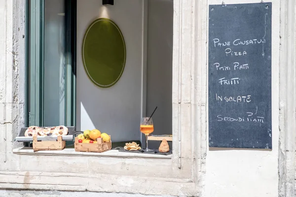 典型的意大利镰刀食品 Arancini Cannoli 陈列在一个准备开胃菜的酒吧休息室外面 — 图库照片