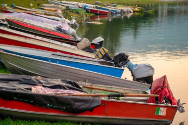 Idro Gölü (Lombardy, Brescia Eyaleti, Kuzey İtalya) kıyıları üzerinde gece yarısı panoraması. Trentino bölgesi sınırında küçük bir buzul gölüdür..