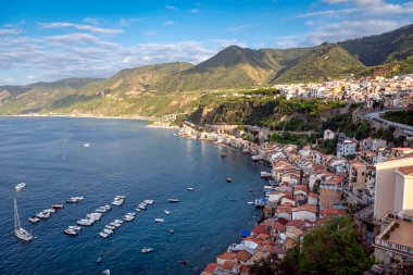 Calabria ve Sicilya Bölgesi 'nin en yakın olduğu Scilla Point Panoraması (Stretto di Messina). Güney İtalya, Akdeniz.