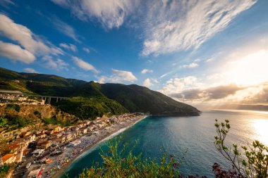 Calabria ve Sicilya Bölgesi 'nin en yakın olduğu Scilla Point Panoraması (Stretto di Messina). Güney İtalya, Akdeniz.