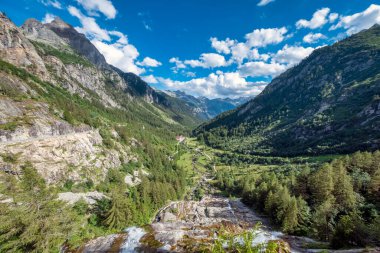 Toce Nehri 'nin La Frua' da (Kuzey İtalya, Piedmont, İsviçre sınırında) bir şelale oluşturduğu Formazza Vadisi 'nin Panoraması.).