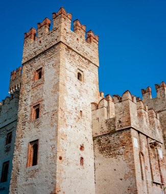 Sirmione kalesinin (eski Rocca Scaligera) dış görünüşü, Garda Gölü kıyılarında (Lombardy, Kuzey İtalya), XIII..