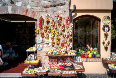 Sirmione (Brescia), İtalya - 6 Eylül 2020: Sirmione 'de (Garda Lake, Lombardy Region, Kuzey İtalya) tipik bir turist dükkanının ön cephesi: birçok el işi hediyelik eşya satışı için kullanılıyor. Fotoğraf halka açık bir yerde çekildi..
