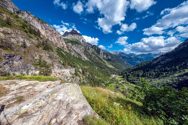 Panorama Van Formazza Vallei Waar Toce Rivier Een Waterval Vormt — Stockfoto