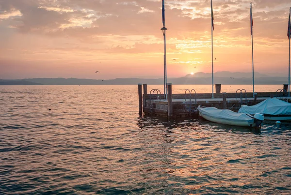 Sommersonnenuntergang Über Dem Wasser Des Gardasees Der Nähe Des Dorfes — Stockfoto
