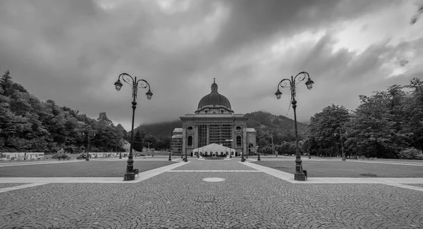 Panoramatický Pohled Budovy Náboženského Komplexu Asylum Oropa Blízkosti Města Biella — Stock fotografie