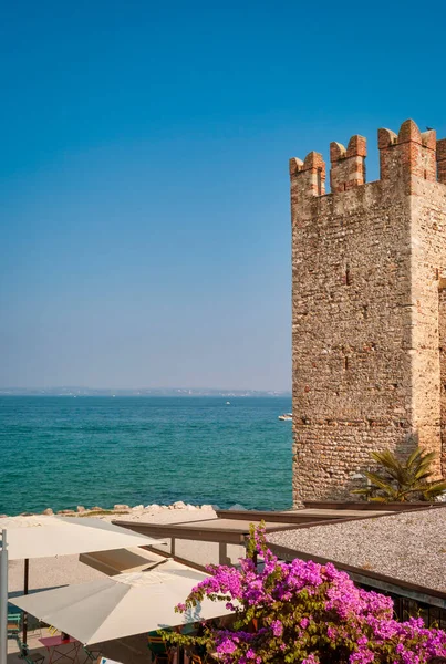 Sirmione kalesinin (eski Rocca Scaligera) dış görünüşü, Garda Gölü kıyılarında (Lombardy, Kuzey İtalya), XIII..