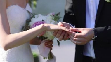 Damat koyarak alyans gelinler parmağında yüz yavaş Festival çıplak yaz gün kapatın. Tanınmayan adam kadının nişanlısı tasarımcı takı lüks yaşam tarzı zil. Gelin moda