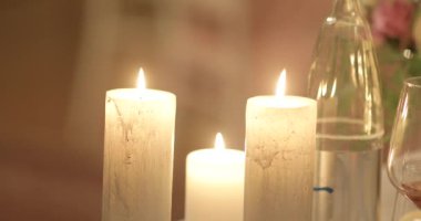 şarap bardakları rahat akşam iç kapalı yemek masası üzerinde yanan 4 k mumları yakın. Noel ışıkları ev dekorasyon şenlikli çanak çömlek ile ayakta. Düğün romantik dekorasyon seti