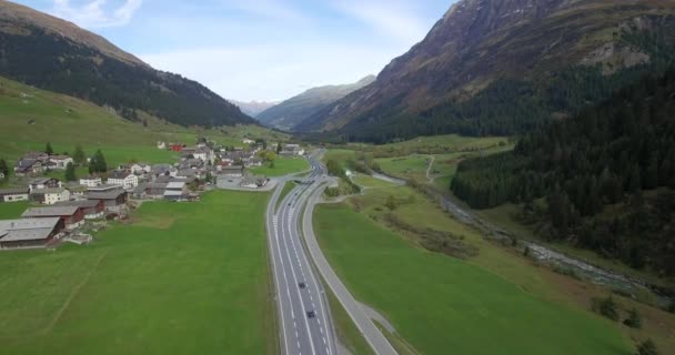 Pan Lotnicze Lot Widok Autostradzie Pobliżu Obszar Górski Wsi Lokalnych — Wideo stockowe